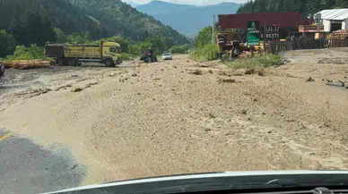 Artvin'de sağanak yağış yolları göle çevirdi