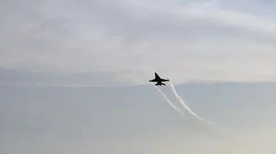 Gökyüzünde bayram provası: SOLOTÜRK'ün F-16'sı Yenikapı'da izleyenleri büyüledi