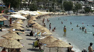 Bodrum'da termometreler 40'ı aştı: Kumbahçe'den Yalıçiftlik'e sahillerde yoğunluk