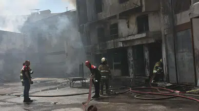 Buca'daki üç katlı sünger deposunda yangın kontrol altına alındı