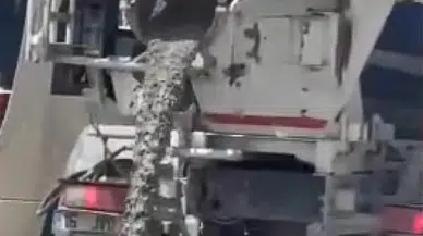 Sultangazi’de beton mikserinin yola döküm yapması trafiği durdurdu