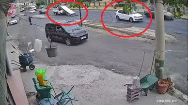 Diyarbakır'da kamyonet sürücüsü fren yapınca demirler yola döküldü
