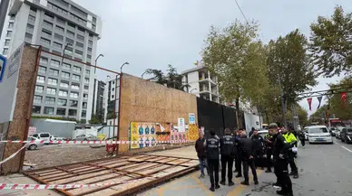 Bağdat Caddesi'nde korku dolu anlar: İnşaat iskelesi yayaların üzerine çöktü