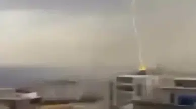 Şırnak'ta korku dolu anlar: Yıldırım düşmesi kameraya yansıdı