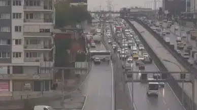 Avcılar'da korkutan kaza: Servis aracı iş yeri duvarına daldı