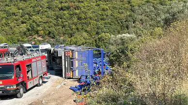 İznik'te feci kaza: Domates yüklü kamyon park halindeki araca çarparak devrildi