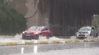 Yalova'da şiddetli yağış ulaşımı felç etti: Ekipler alarm durumuna geçti