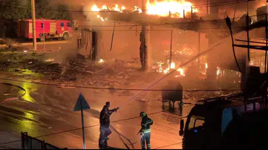 Mersin'de korkutan yangın: Üç katlı mağaza alevlere teslim oldu