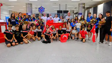 İspanya'dan madalyayla döndüler: Genç cimnastikçilere İzmir'de görkemli karşılama