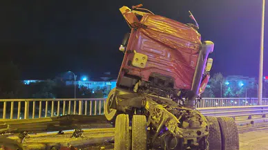 Afyonkarahisar'da dehşet anları: TIR köprüde asılı kaldı