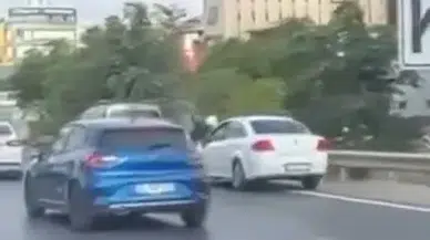 Pendik'te dehşet anları: Emniyet şeridindeki motosikletliye arkadan çarptı