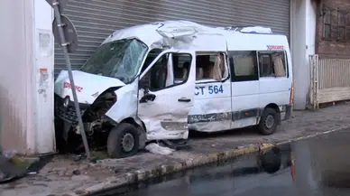 Ümraniye'de sabah saatlerinde trafik kazası: Servis minibüsü dükkana girdi