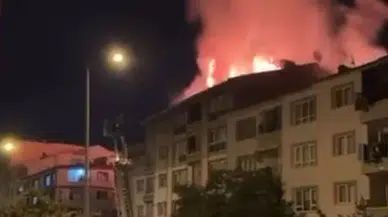 Etimesgut'ta geceyi aydınlatan alevler: Apartman çatısında korku dolu anlar