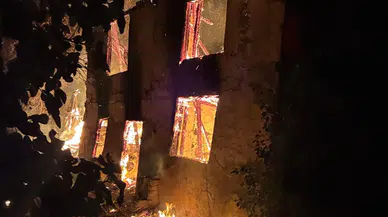 İnegöl'de gece yarısı korkutan yangın: Metruk bina küle döndü