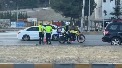 Karabük'te dehşet anları: Yaya geçidinde otomobilin çarptığı vatandaş yaşam mücadelesi veriyor