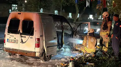 Dolmabahçe Caddesi'nde gece yarısı korkutan araç yangını
