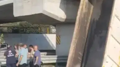 Adana'da trafikte tehlikeli anlar: Kamyon köprüye saplandı