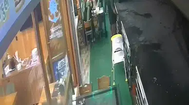 Hopa'da lokantada korku dolu anlar: Müşterinin hayatını saniyelerle kurtardı