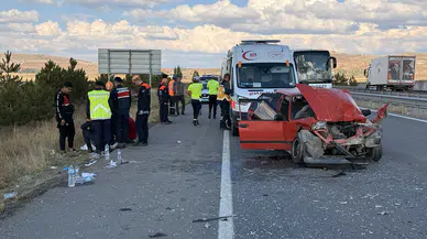 Sivas'ta trafik dehşeti: TIR'a çarpan otomobildeki 6 kişi hastanelik oldu