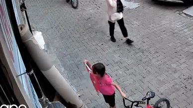 Minik Nehir'in örnek davranışı yürekleri ısıttı: Yerdeki bayrağı görünce kayıtsız kalamadı