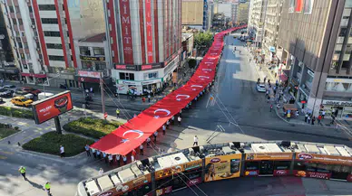 İzmir'de 104. yıl coşkusu: Dev bayrakla zafer yürüyüşü
