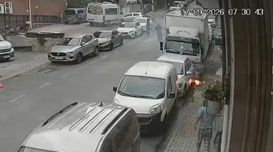Kağıthane'de korku dolu anlar: Saniyelerle kurtulan otomobil kamerada
