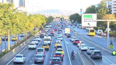 Okulların açılmasıyla İstanbul trafiği kilitlendi