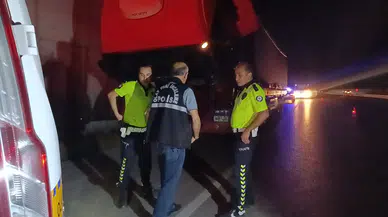 Amasya'da yol kenarında can pazarı: Arızalanan TIR'a müdahale ederken otomobil çarptı