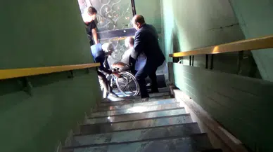 Erzurum'da engelli derneği üyeleri için 4 katlı çile: Kucakta taşınarak derneğe ulaşıyorlar