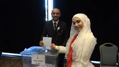 Düğün gününde kongre sürprizi: Gelin ve damat salona böyle girdi