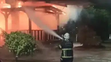 Adana'da korkutan gece: Yaya köprüsü alevlere teslim oldu