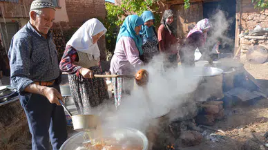 Manisa'da asırlık gelenek: İmece usulü pekmez mesaisi