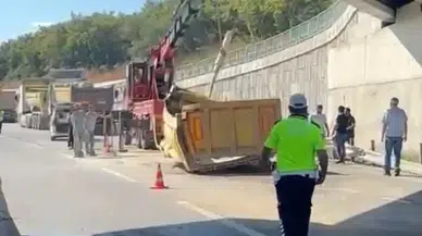 Şile Otoyolu'nda korkutan kaza: Açık kalan dorse üst geçide takıldı