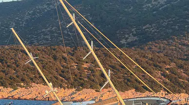 Bodrum açıklarında gece yarısı dehşeti: Lüks gulet kayalıklara saplandı