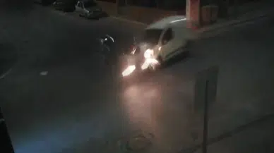 Tarsus'ta kavşak kazası: İki araç çarpıştı, o anlar saniye saniye kaydedildi