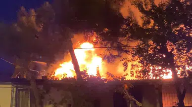 İstanbul'da geceyi aydınlatan korkutan yangın: Üç ev küle döndü