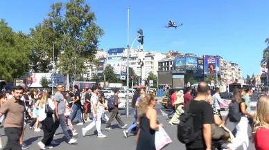 Beşiktaş'ta gökyüzünden trafik denetimi: Dronlar yayalar için havalandı