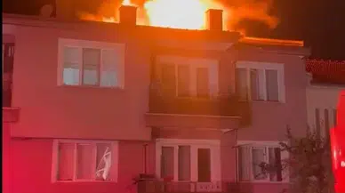 Bolu'da geceyi aydınlatan yangın: 3 katlı binanın çatısı küle döndü