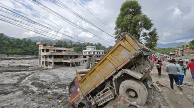 Nepal'de sel felaketinde bilanço ağırlaşıyor: Binlerce kişi kayıp