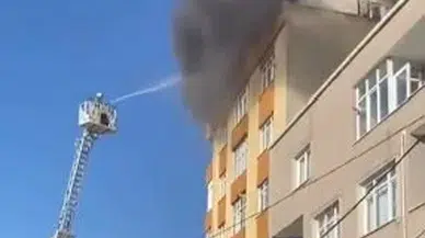 Küçükçekmece'de korkutan çatı yangını: Ekipler müdahale etti