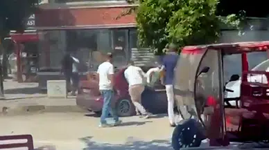 Adana'da sokak ortasında dehşet anları: Husumetlilerini kıstırıp aracı parçaladılar