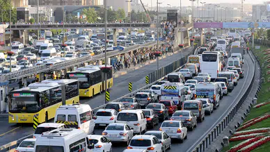 Okulların açılmasıyla İstanbul trafiği felç oldu