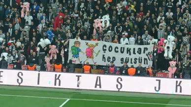 Beşiktaşlı gönüllüler Hatay'da "Bu Forma Benden Sana Kardeşim" kampanyasıyla depremzede çocuklarla buluşuyor