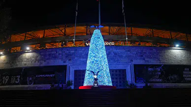 Beşiktaş'tan Tüpraş Stadyumu önünde anlamlı yılbaşı ağacı: "İyiliğe Kanat Aç"