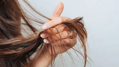 Ünlü kuaförden uyarı: Fark etmeden saçınızı yıpratan 5 alışkanlık