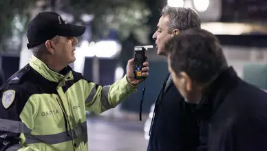 Yunanistan başbakanı Miçotakis çevirmeye girdi, alkol testini bizzat denedi