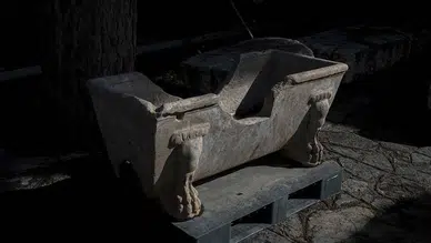 Romalı seçkinlerin kullandığı mermer küvet çeşme yalağına dönüştürülmüş