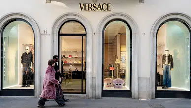 Prada, dev rakibi Versace'yi resmen satın aldı