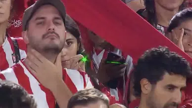 Lazer skandalı kamerada: Kaleciyi hedef aldılar!