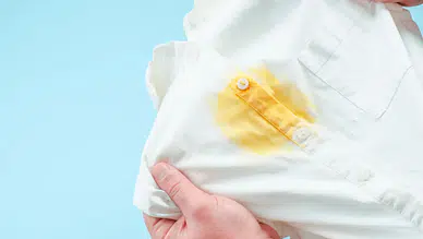 Beyaz kıyafetlerdeki sarı lekeler nasıl çıkar: 5 doğal yöntem
